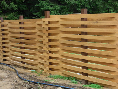 Деревянный забор — от установки до процедуры окрашивания