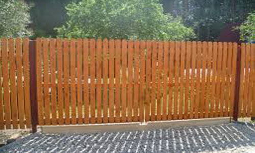 Забор из деревянного штакетника — самое популярное ограждение
