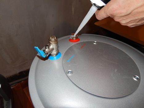 Как установить водонагреватель в ванной