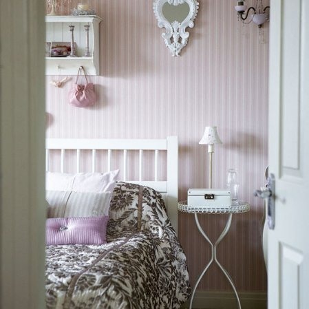 Белая кровать, как элемент романтичной спальни