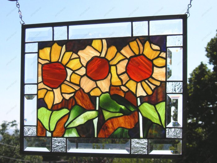 Красочный художественный витраж: цветы из стекла оживят интерьер