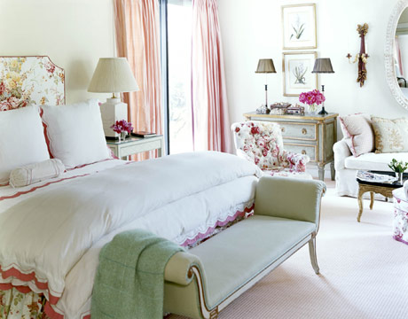 Белая кровать, как элемент романтичной спальни