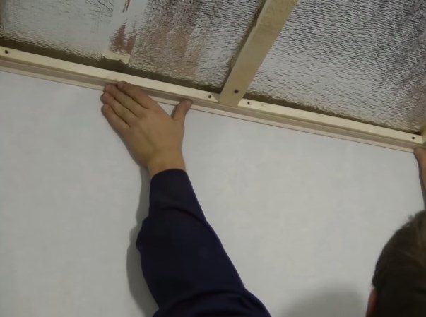 Потолок изо пластиковых панелей своими руками